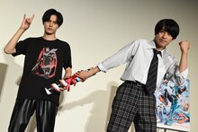 「仮面ライダーギーツ」「仮面ライダーガッチャード」バトンタッチイベントの様子。左から簡秀吉、本島純政。