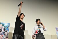 観客とコールアンドレスポンスをする簡秀吉（左）と本島純政（右）。