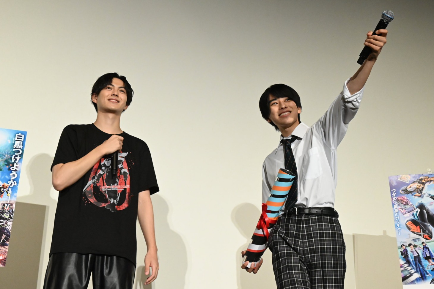観客とコールアンドレスポンスをする簡秀吉（左）と本島純政（右）。