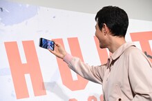 ファンと一緒に動画撮影をするイ・ジョンジェ。