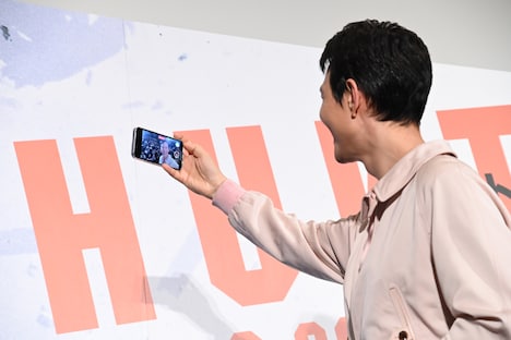 ファンと一緒に動画撮影をするイ・ジョンジェ。