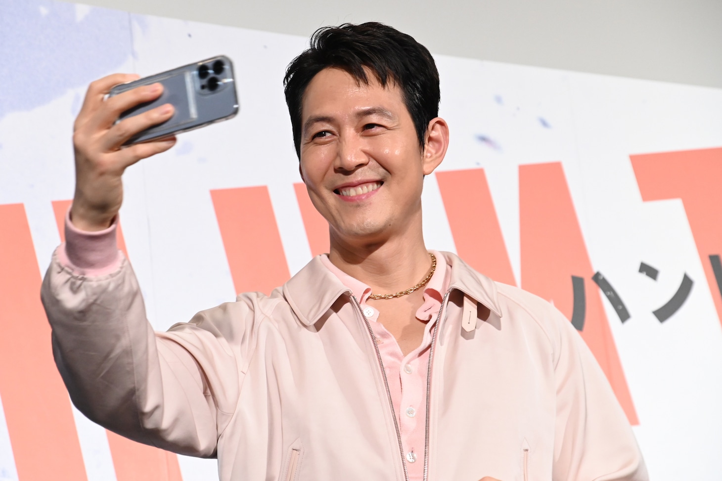 ファンと撮影した動画を笑顔で確認するイ・ジョンジェ。