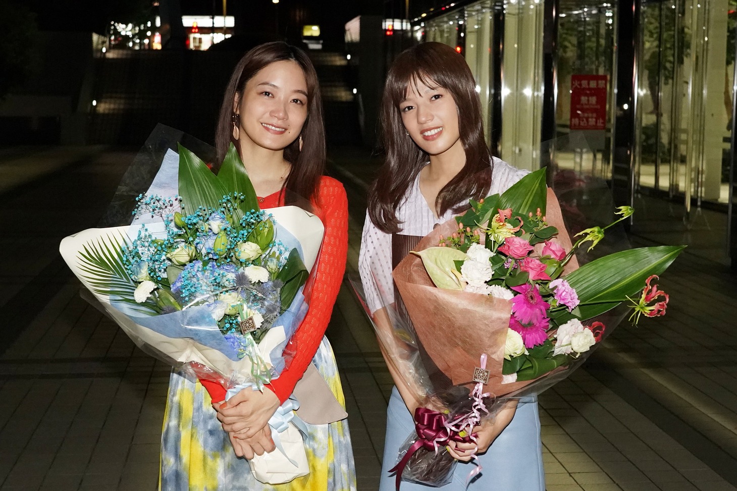 左から深川麻衣、石井杏奈。