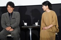 今後の親子役での共演について、吉永小百合（右）に「よく考えてみます」とかわされた大泉洋（左）。