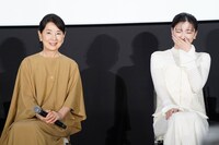 吉永小百合（左）から称賛を受ける永野芽郁（右）。
