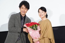 「こんにちは、母さん」初日舞台挨拶にて、大泉洋（左）からカーネーションの花束を贈られた吉永小百合（右）。