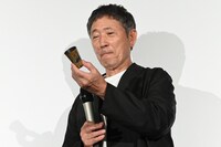 プレゼントされたおちょこを眺める小林薫。