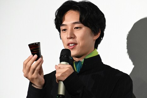 プレゼントされたおちょこを眺める坂東龍汰。