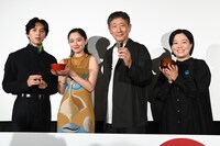 「バカ塗りの娘」公開記念舞台挨拶の様子。左から坂東龍汰、堀田真由、小林薫、鶴岡慧子。