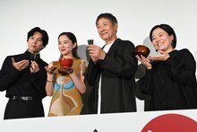 「バカ塗りの娘」公開記念舞台挨拶の様子。左から坂東龍汰、堀田真由、小林薫、鶴岡慧子。