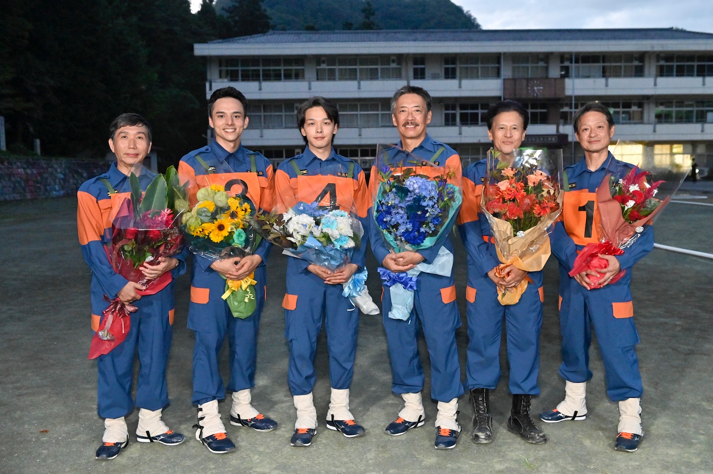 左から梶原善、満島真之介、中村倫也、生瀬勝久、橋本じゅん、福田転球。