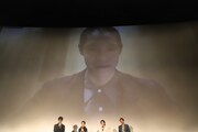 スクリーンに映し出される窪田正孝。