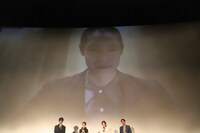スクリーンに映し出される窪田正孝。