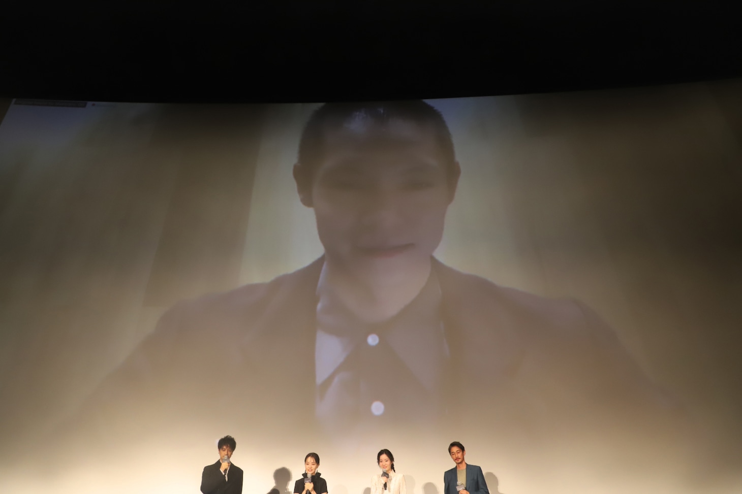 スクリーンに映し出される窪田正孝。