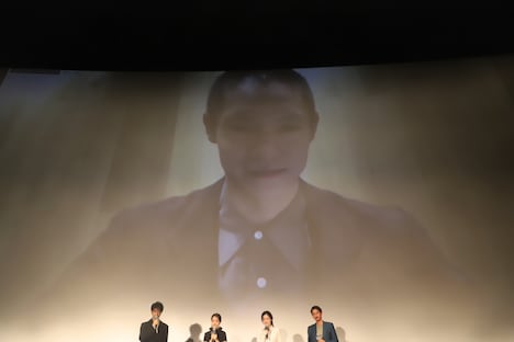 スクリーンに映し出される窪田正孝。