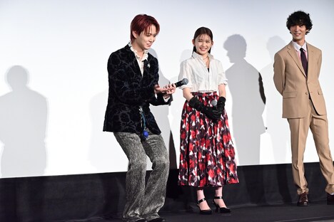 現場の合間で、台本読みとダンス練習を並行してがんばる様子を再現する白岩瑠姫（左）。