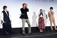 現場の合間で、台本読みとダンス練習を並行してがんばる様子を再現する白岩瑠姫（左から2番目）。