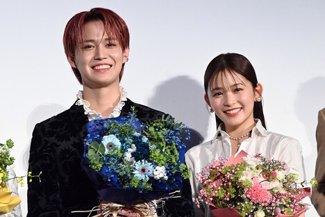 左から白岩瑠姫、久間田琳加。