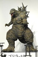 高さ2m超えのゴジラの立像。