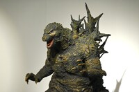 ゴジラのスタチュー。