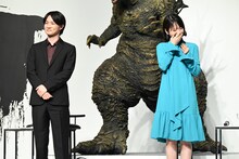 山崎貴が立ち位置を間違えたと知った瞬間の神木隆之介（左）、浜辺美波（右）。