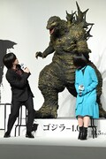 「めちゃくちゃ見られている……」とゴジラの立像におびえる神木隆之介（左）、浜辺美波（右）。