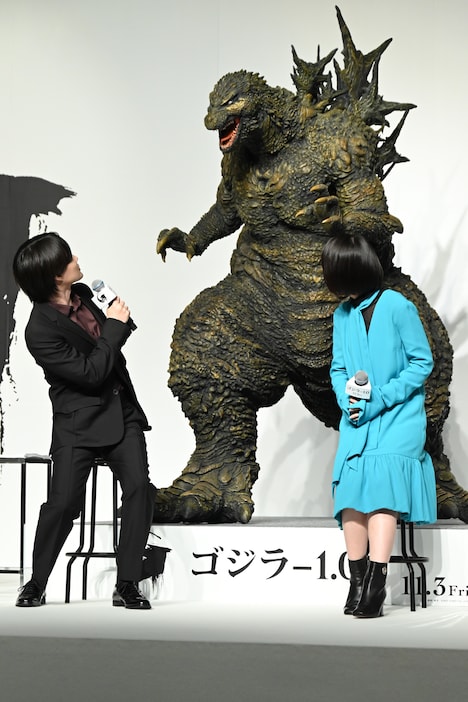 「めちゃくちゃ見られている……」とゴジラの立像におびえる神木隆之介（左）、浜辺美波（右）。