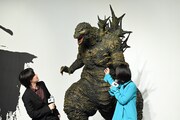 ゴジラの立像を眺める神木隆之介（左）、浜辺美波（右）。