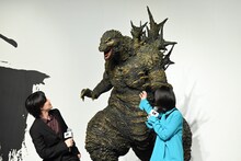 ゴジラの立像を眺める神木隆之介（左）、浜辺美波（右）。