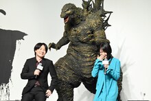 立像にうっかり触れそうになり、MCに注意された浜辺美波（右）。