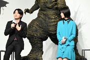 左から神木隆之介、浜辺美波。