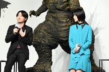 左から神木隆之介、浜辺美波。