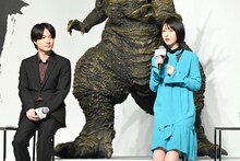 「ゴジラ-1.0」完成報告会見より、神木隆之介（左）と浜辺美波（右）。