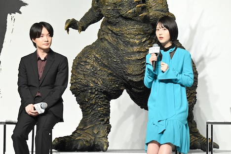 「ゴジラ-1.0」完成報告会見より、神木隆之介（左）と浜辺美波（右）。