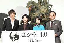 「ゴジラ-1.0」完成報告会見の様子。左から監督の山崎貴、キャストの神木隆之介、浜辺美波、製作の市川南。