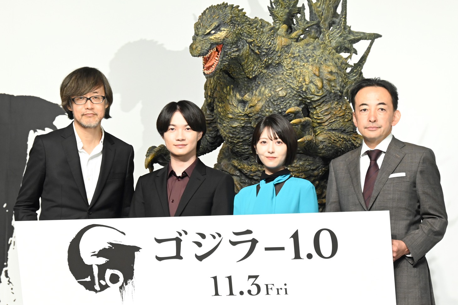 「ゴジラ-1.0」完成報告会見の様子。左から監督の山崎貴、キャストの神木隆之介、浜辺美波、製作の市川南。