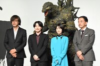 左から山崎貴、神木隆之介、浜辺美波、市川南。