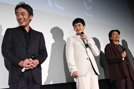 あるシーンの撮影で、森田剛（右）から「離さないよ」と言われ、肩を抱かれ続けたと話す池松壮亮（中央）。