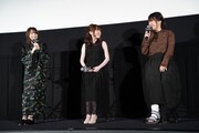 左から上田麗奈、久野美咲、岡田麿里。