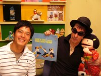 「チャートバスターズR！」ゲスト出演時の様子。左から田畑竜介、鮎川誠、こけてぃっしゅ隊員。鮎川が手にするレコードはザ・ルーターズの「Let's Go! With the Routers」。