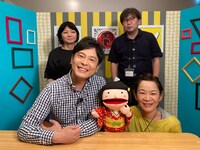 「チャートバスターズR！」MCのRKBアナウンサー・田畑竜介（前列左）、番組マスコット・こけてぃっしゅ隊員（中央）と制作チーム。