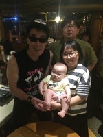 左上から時計回りに鮎川誠、寺井到、寺井の妻と息子。