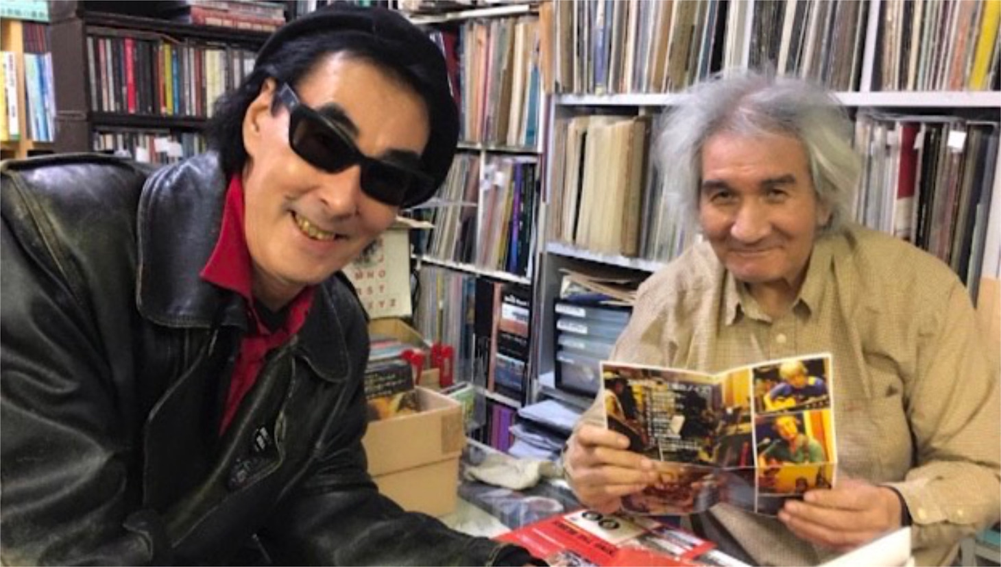 ジュークレコードにて、左から鮎川誠、松本康。