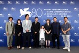 第80回ヴェネツィア国際映画祭のフォトコールに出席した「悪は存在しない」のスタッフ・キャストたち。左から高田聡、渋谷采郁、小坂竜士、大美賀均、西川玲、石橋英子、濱口竜介、北川喜雄。(c)KAZUKO WAKAYAMA