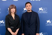 第80回ヴェネツィア国際映画祭のフォトコールに出席した石橋英子（左）と濱口竜介（右）。(c)KAZUKO WAKAYAMA