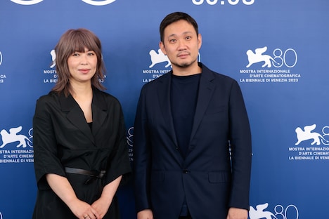 第80回ヴェネツィア国際映画祭のフォトコールに出席した石橋英子（左）と濱口竜介（右）。(c)KAZUKO WAKAYAMA