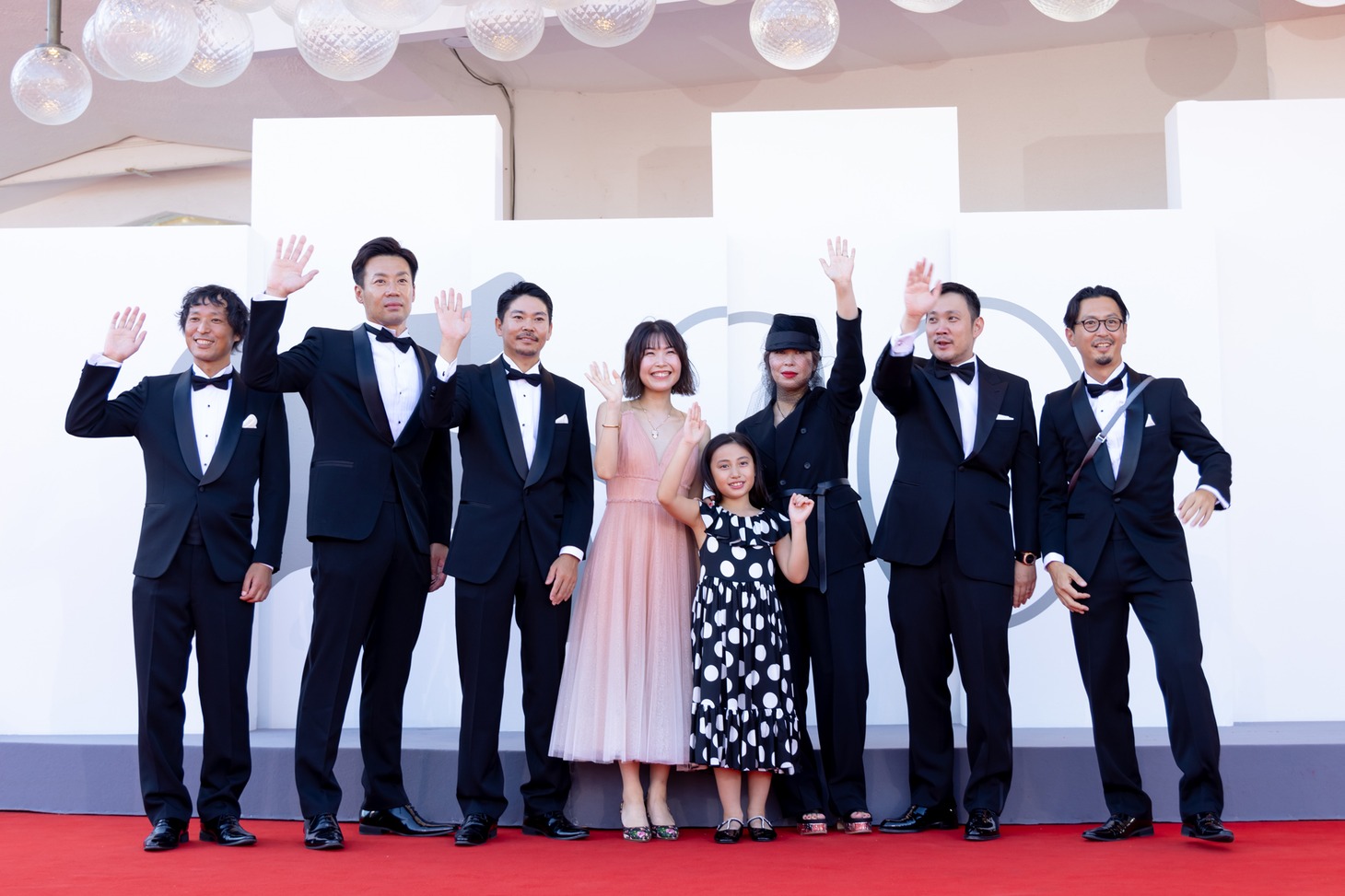 第80回ヴェネツィア国際映画祭のレッドカーペットに出席した「悪は存在しない」のスタッフ・キャストたち。左から高田聡、小坂竜士、大美賀均、渋谷采郁、西川玲、石橋英子、濱口竜介、北川喜雄。(c)KAZUKO WAKAYAMA