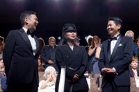 第80回ヴェネツィア国際映画祭での「悪は存在しない」公式上映時の様子。左から濱口竜介、石橋英子、大美賀均。(c)KAZUKO WAKAYAMA