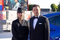 第80回ヴェネツィア国際映画祭のレッドカーペットに出席した石橋英子（左）と濱口竜介（右）。(c)KAZUKO WAKAYAMA