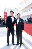 第80回ヴェネツィア国際映画祭のレッドカーペットに出席した小坂竜士（左）と大美賀均（右）。(c)KAZUKO WAKAYAMA